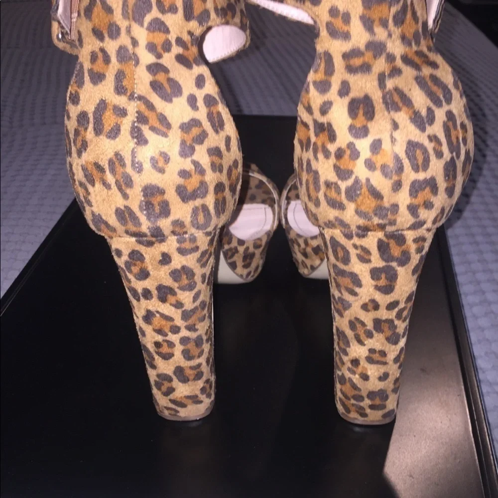 Ideal Shoes Leopard Platform chunky heel Sandals 8